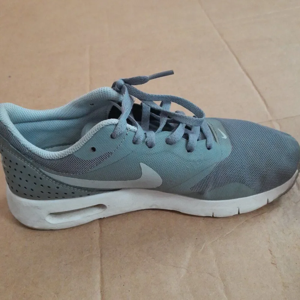 Nike Women’s Air Max Tavas 814443-002 Gray Running Shoes Sneakers Size 5.5